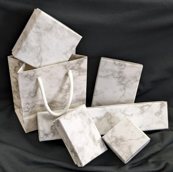 Heavyweight quality paper gift bag & box (with other purchase) - Picture 3 of 9